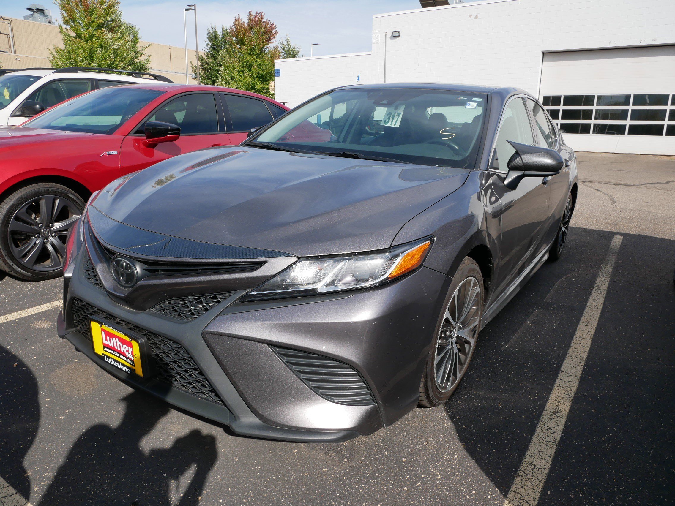2020 Toyota Camry SE photo 3