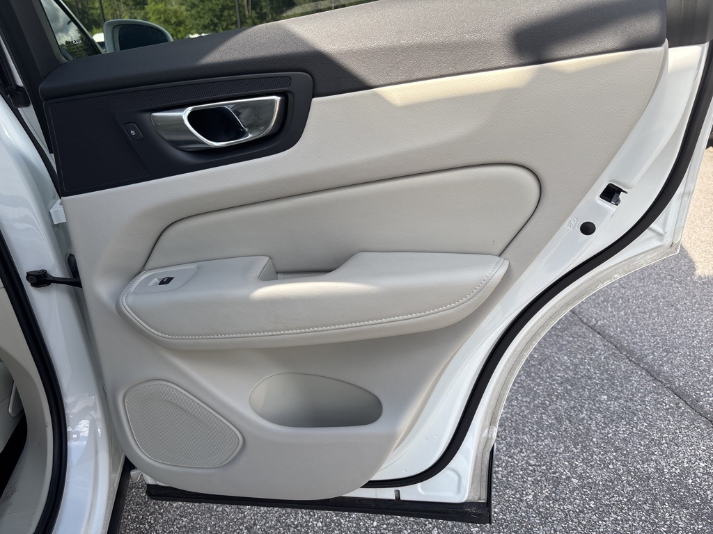 2022 Volvo XC60 B5 Inscription photo 18