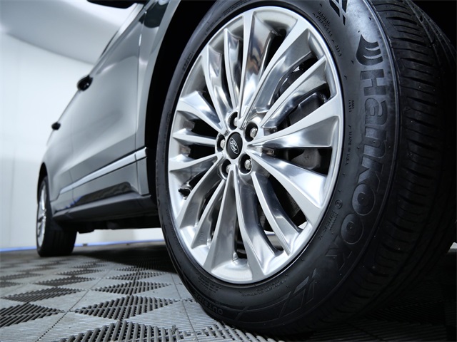 2022 Ford Edge Titanium photo 2