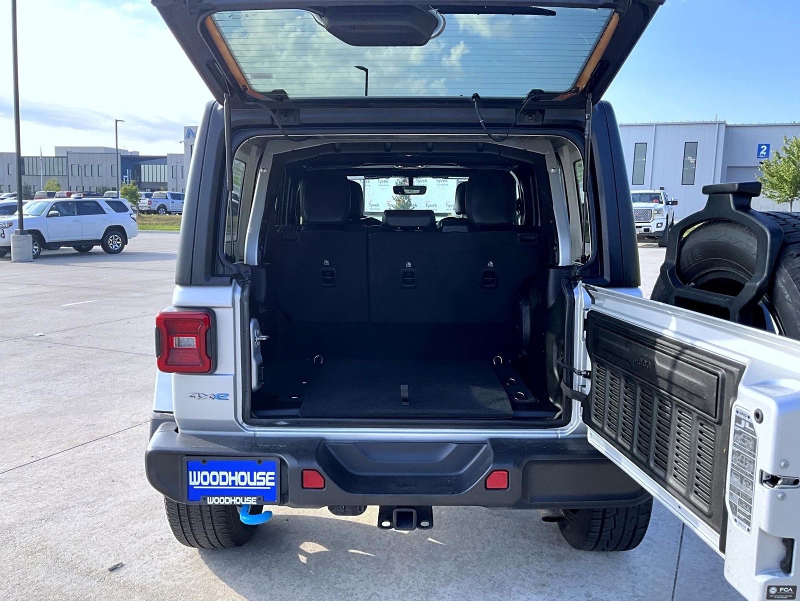 2023 Jeep Wrangler Sahara 4xe photo 9
