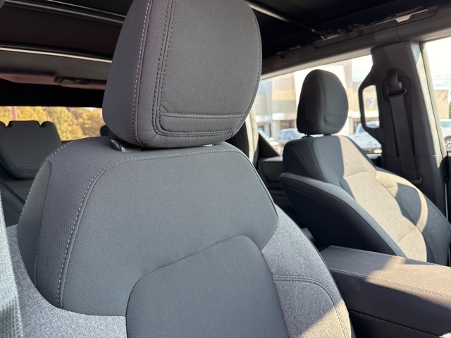 2025 Ford Bronco Base photo 16