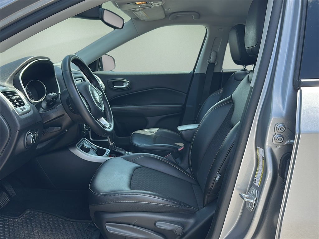2018 Jeep Compass Latitude photo 2
