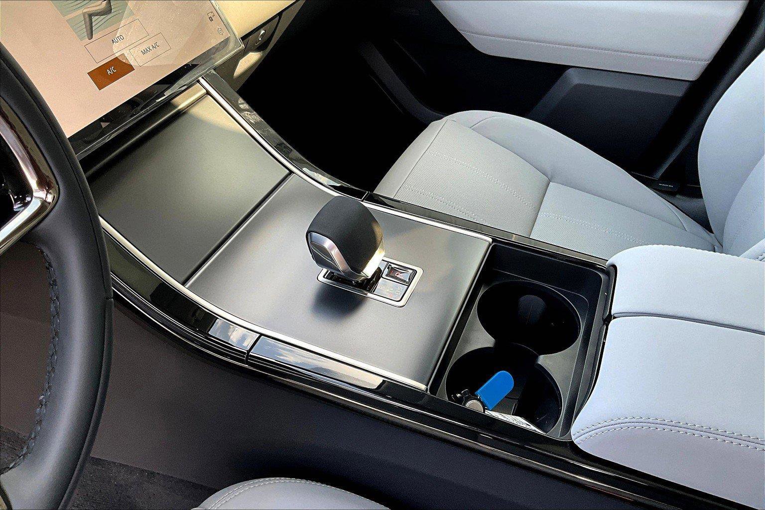 2025 Land Rover Range Rover Velar SE photo 4