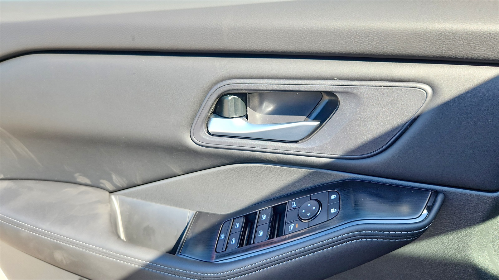 2025 Nissan Rogue SV photo 13