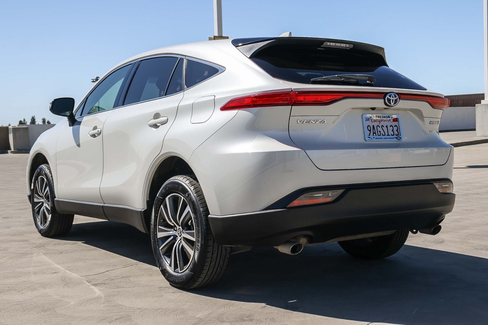 2022 Toyota Venza LE photo 3