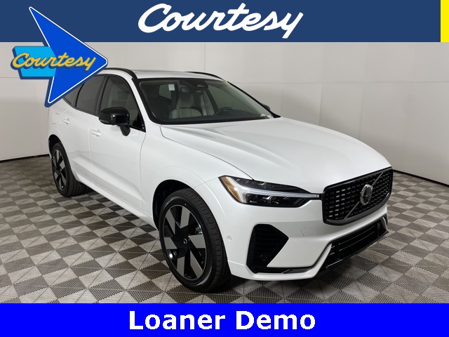 2025 Volvo XC60 Plus's photo