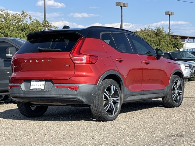 2021 Volvo XC40 R-Design photo 2