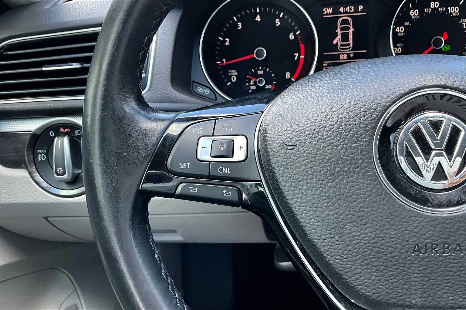 2018 Volkswagen Passat 2.0T SE photo 20