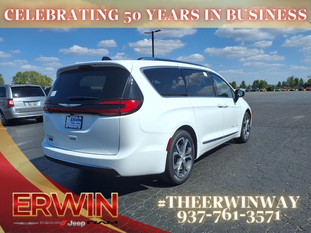 2026 Chrysler Pacifica Pinnacle photo 2