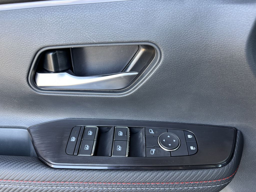 2025 Nissan Kicks SR photo 18