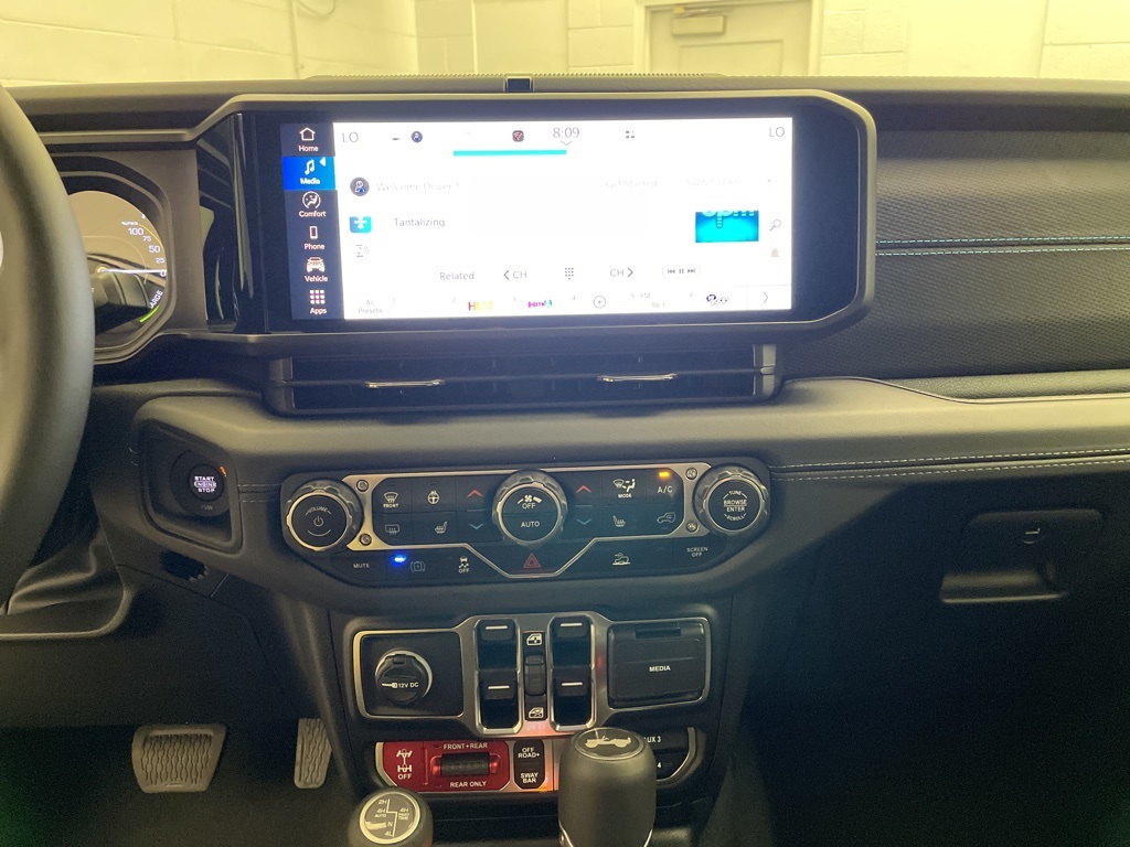 2025 Jeep Wrangler Rubicon 4xe photo 9