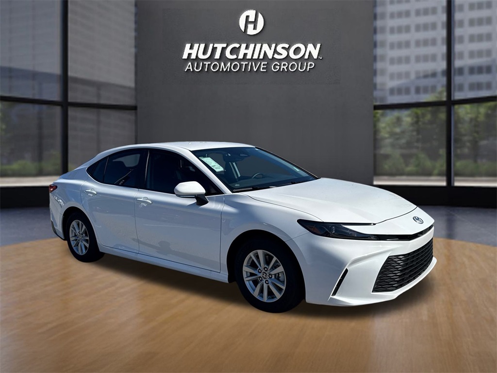 2025 Toyota Camry LE's photo