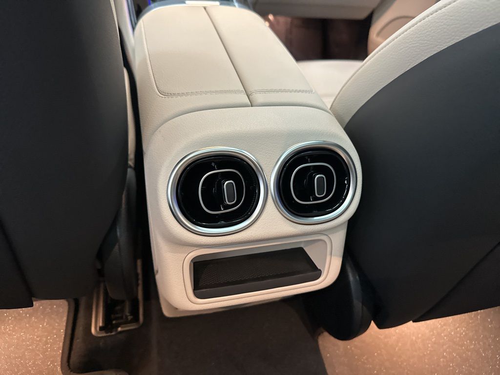2025 Mercedes Benz GLC 300 photo 17