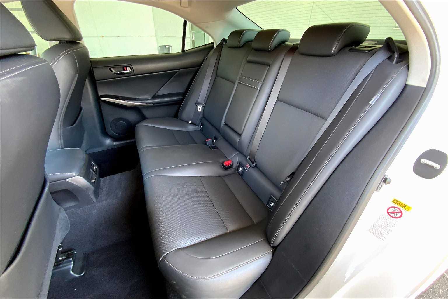 2016 Lexus IS 200t photo 17