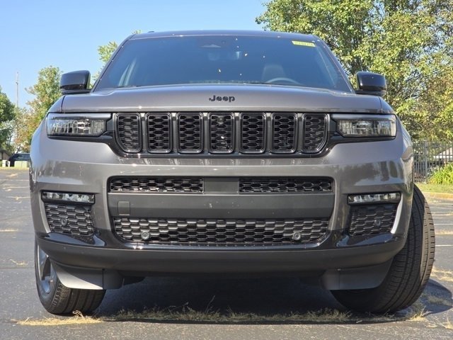 2025 Jeep Grand Cherokee Limited photo 2