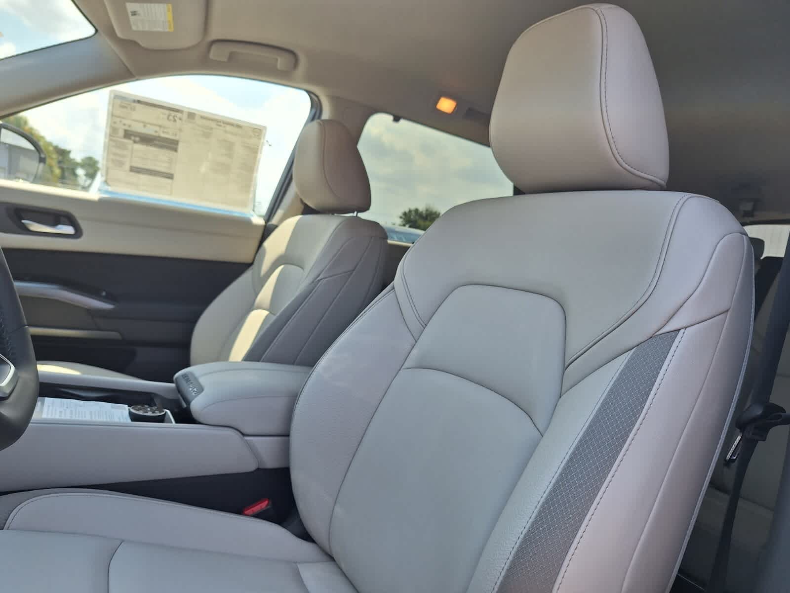 2025 Nissan Pathfinder SL photo 11