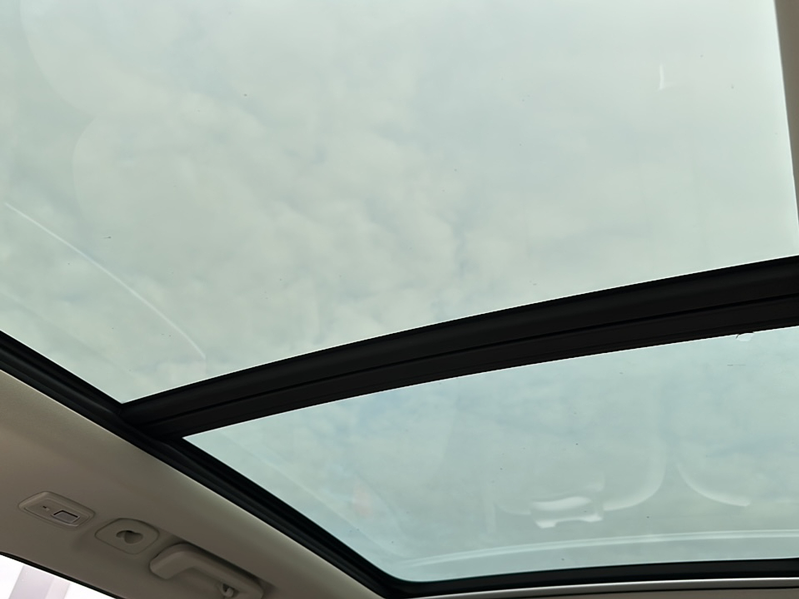 New 2025 Crystal White Volvo T8 Plus 7-Seater image 28