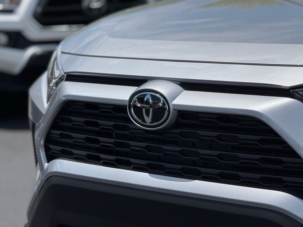 2025 Toyota RAV4 Hybrid LE photo 5