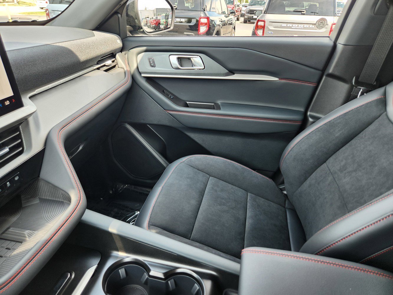 2025 Ford Explorer ST photo 9