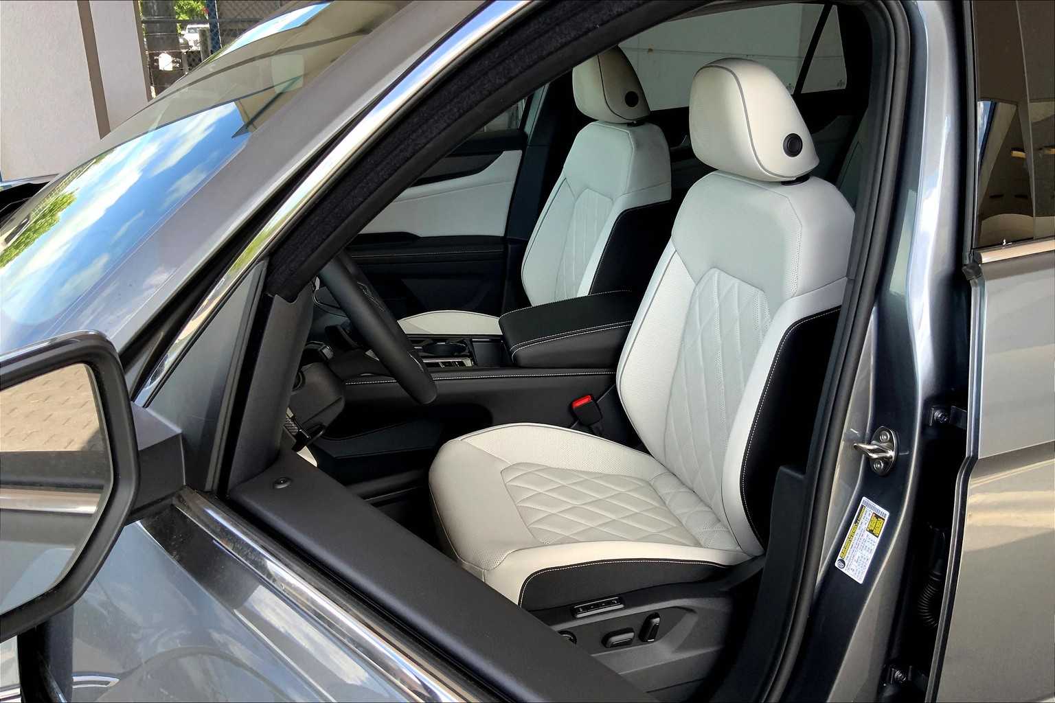 2025 Volkswagen Atlas Cross Sport SEL Premium R-Line photo 6