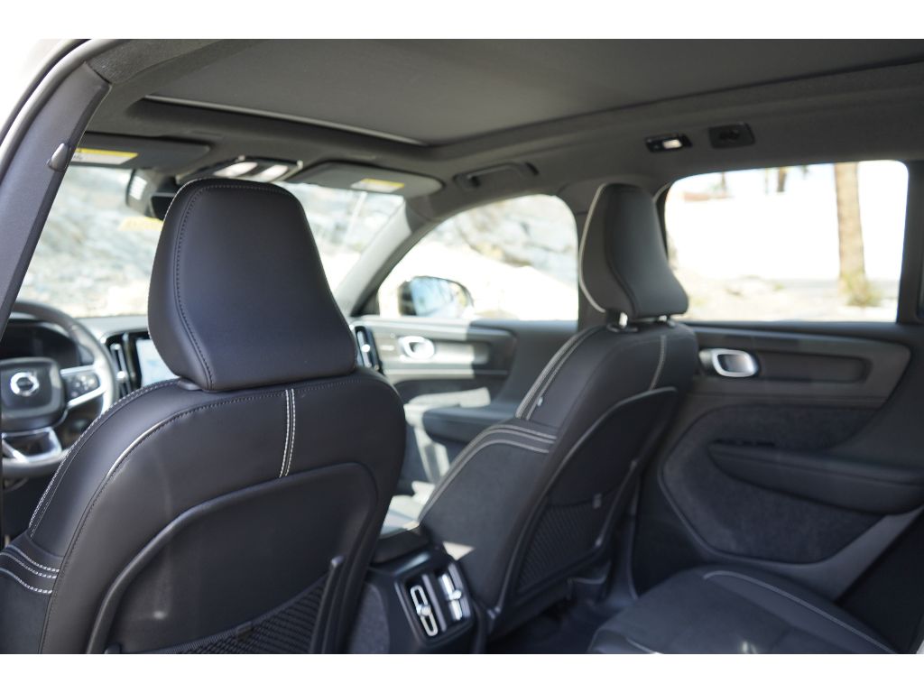 2023 Volvo XC40 P8 Ultimate photo 17