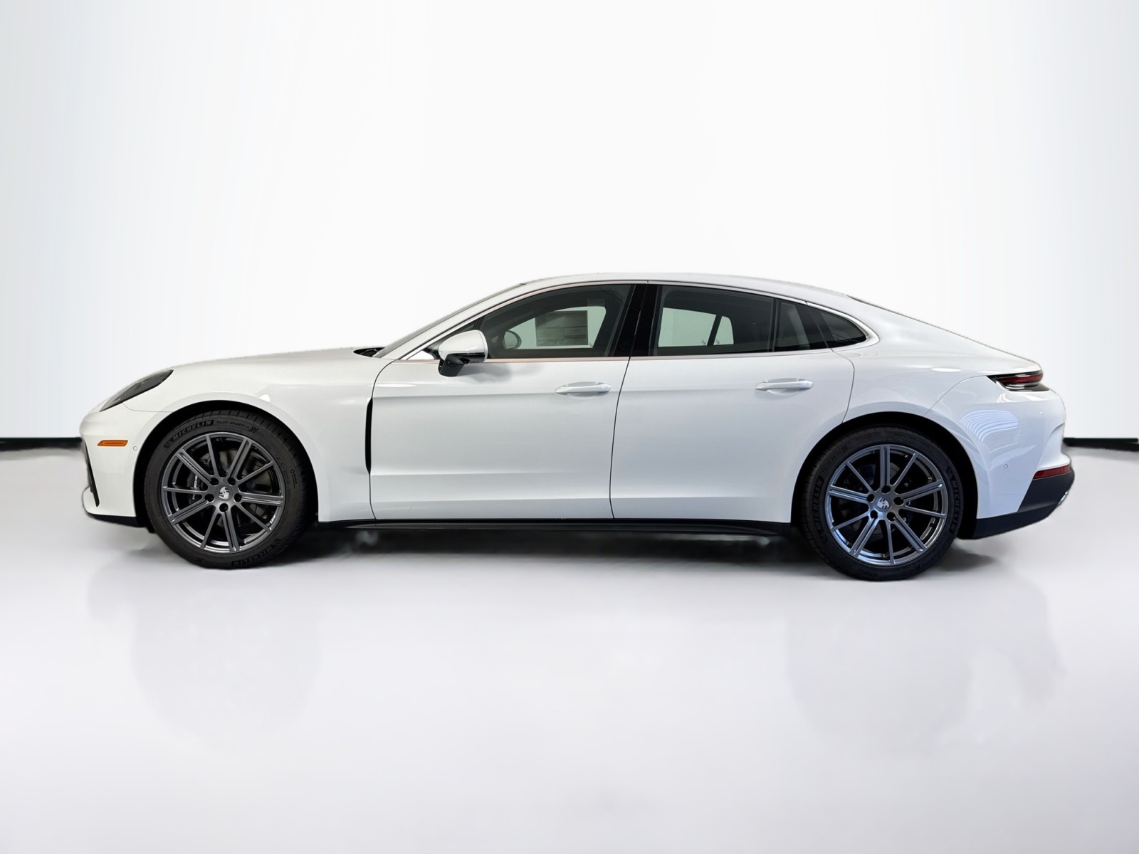 2025 Porsche Panamera 4 photo 2