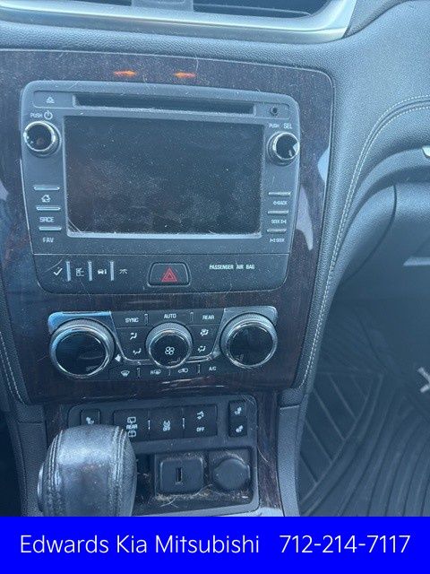 2017 Chevrolet Traverse 2LT photo 2