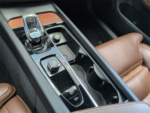 2023 Volvo XC60 B5 Ultimate photo 25