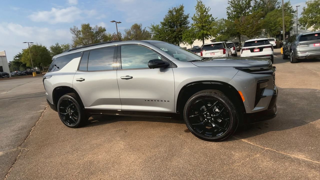 2026 Chevrolet Traverse RS photo 2
