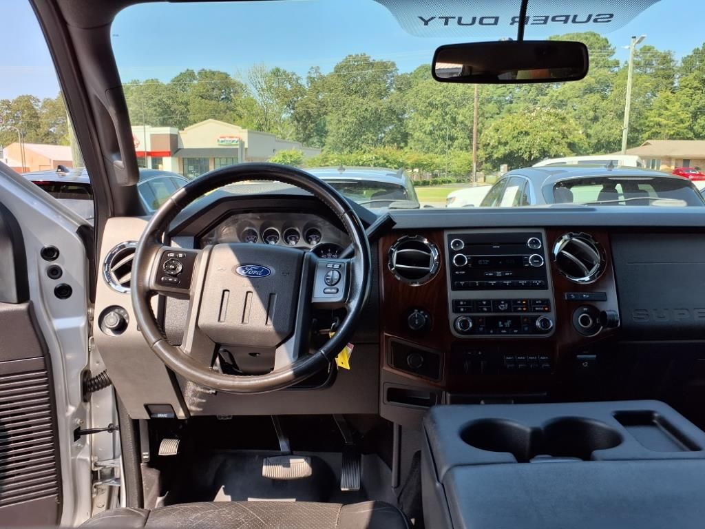 2011 Ford F-250 Lariat photo 12