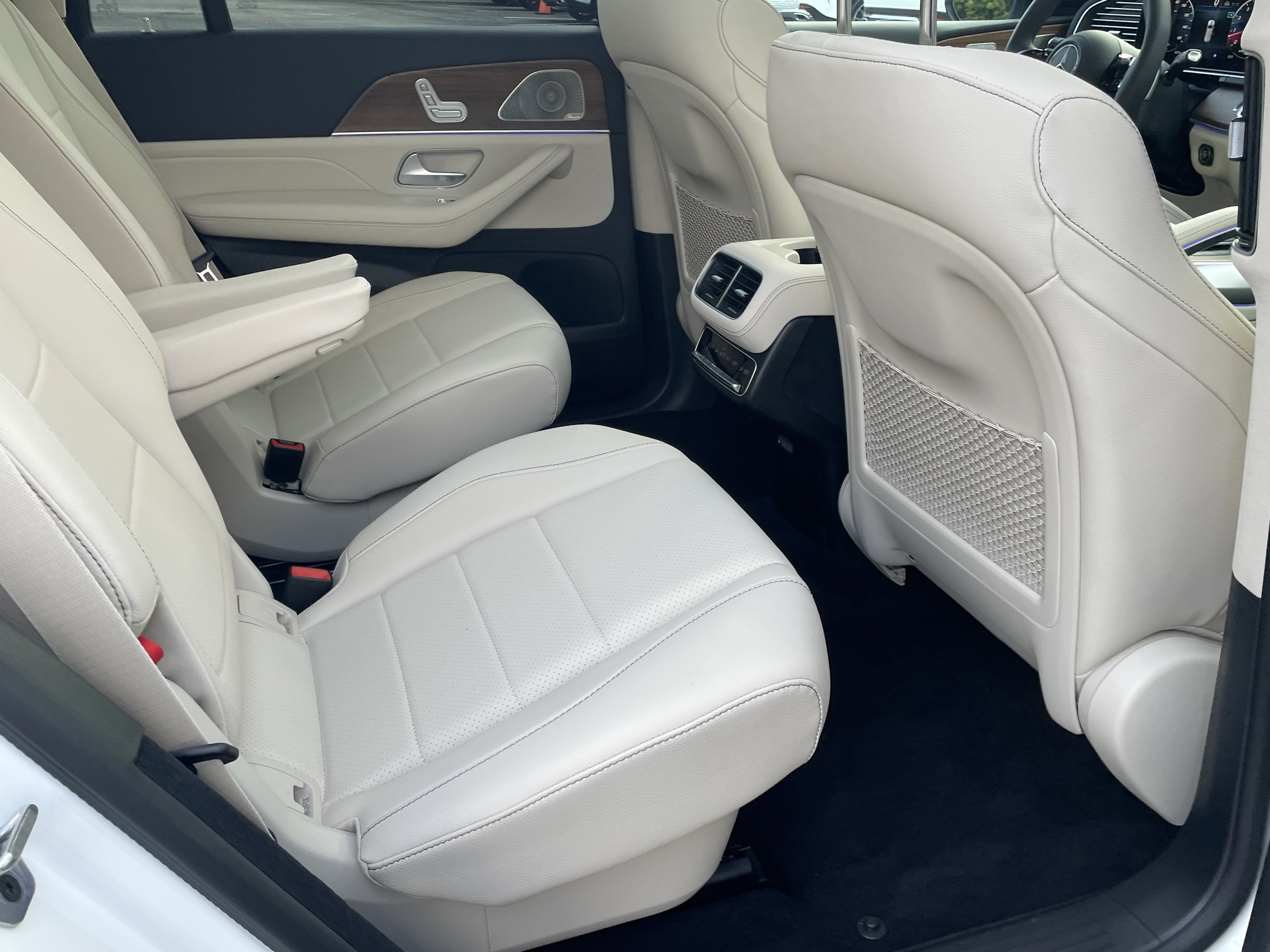 2025 Mercedes Benz GLS 450 4MATIC photo 4