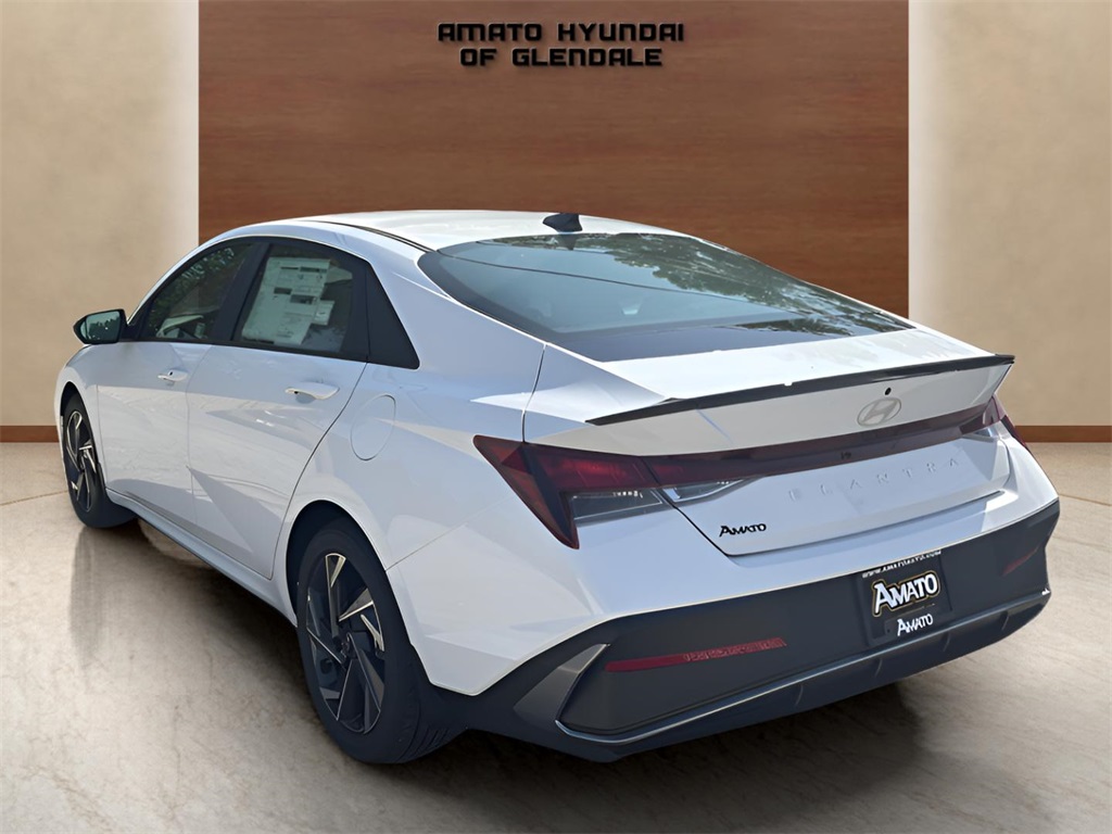 2025 Hyundai Elantra SEL Sport photo 3