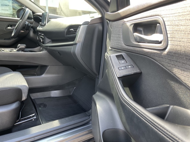 2023 Nissan Rogue SV photo 18