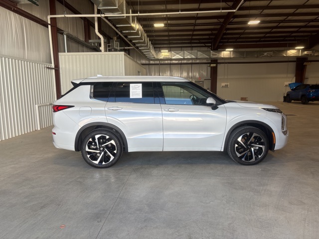 2023 Mitsubishi Outlander SEL's photo