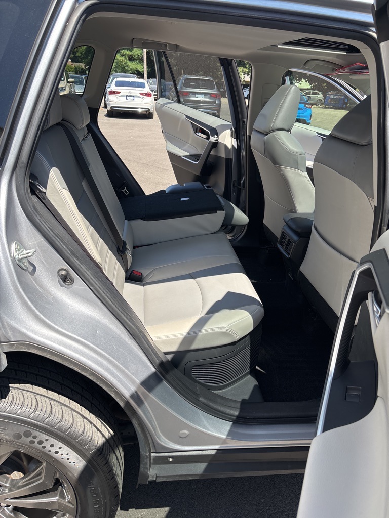 2022 Toyota RAV4 Hybrid XLE Premium photo 10