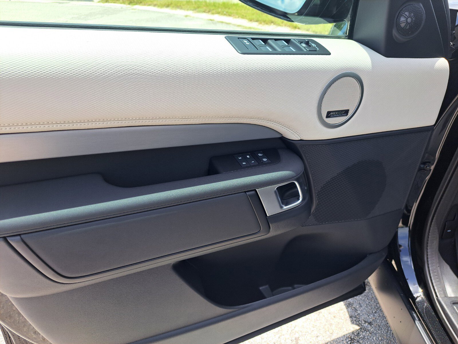 2025 Land Rover Discovery SE photo 10