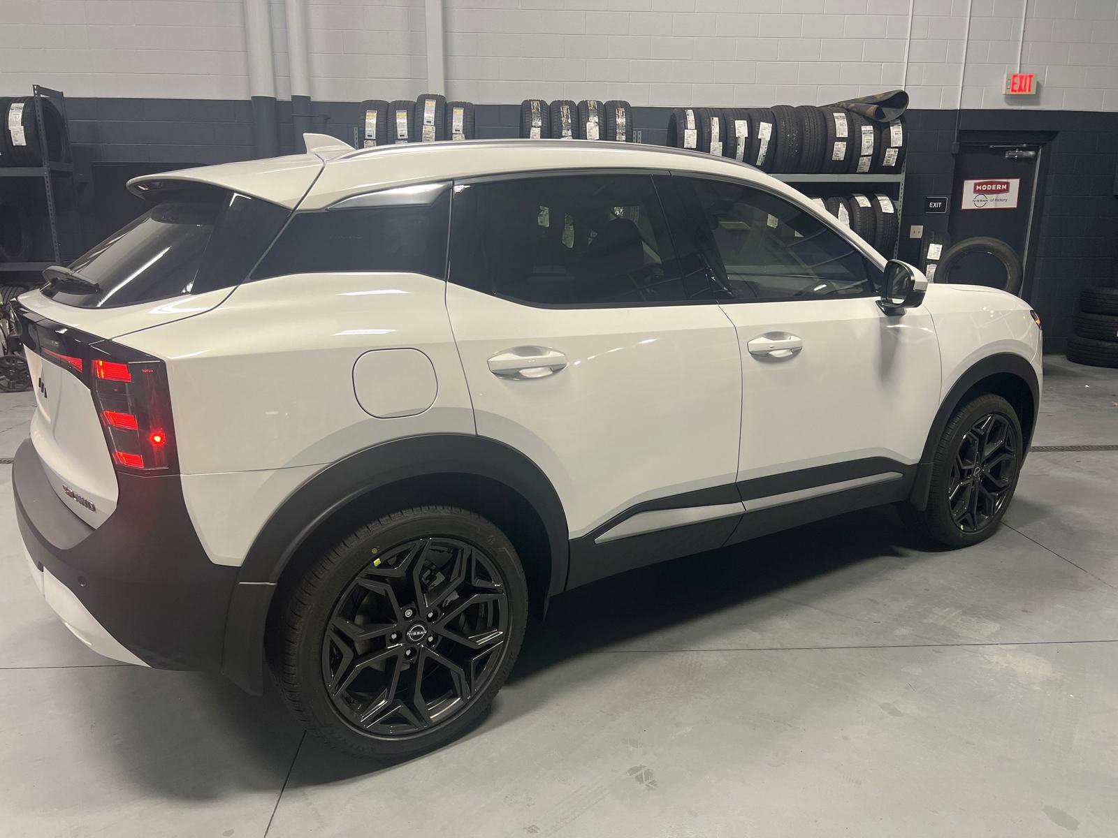 2025 Nissan Kicks SR photo 2