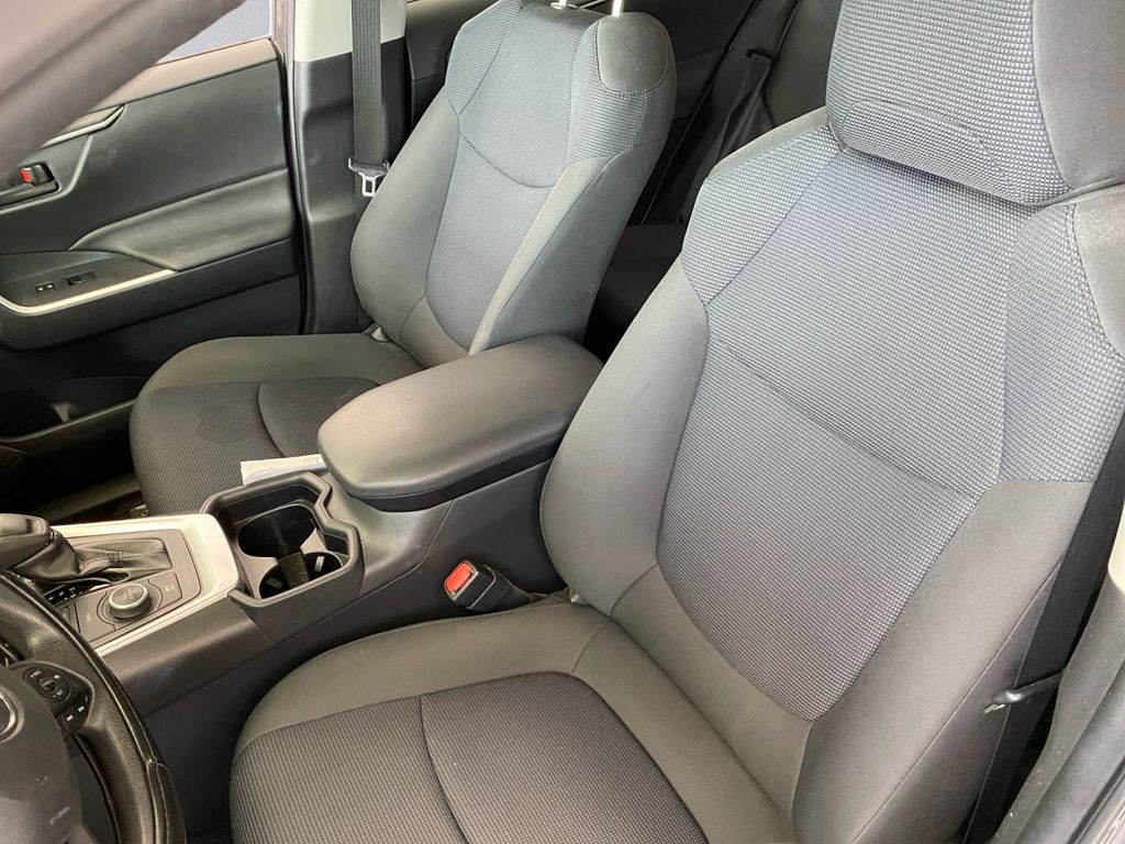 2019 Toyota RAV4 Hybrid LE photo 8
