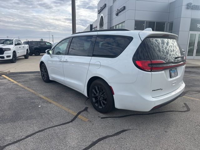 2021 Chrysler Pacifica Touring photo 3