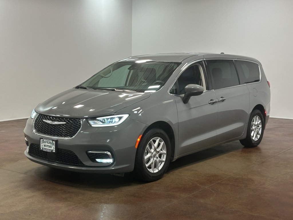 2023 Chrysler Pacifica Touring L photo 4