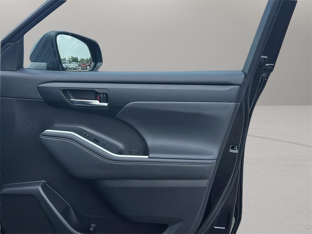 2022 Toyota Highlander XLE photo 25