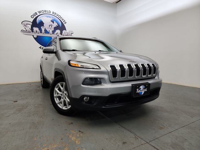2016 Jeep Cherokee Latitude photo 2