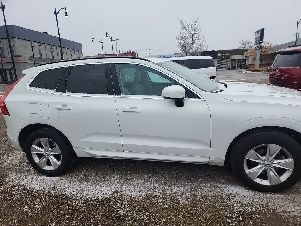 2022 Volvo XC60 B5 Momentum photo 2