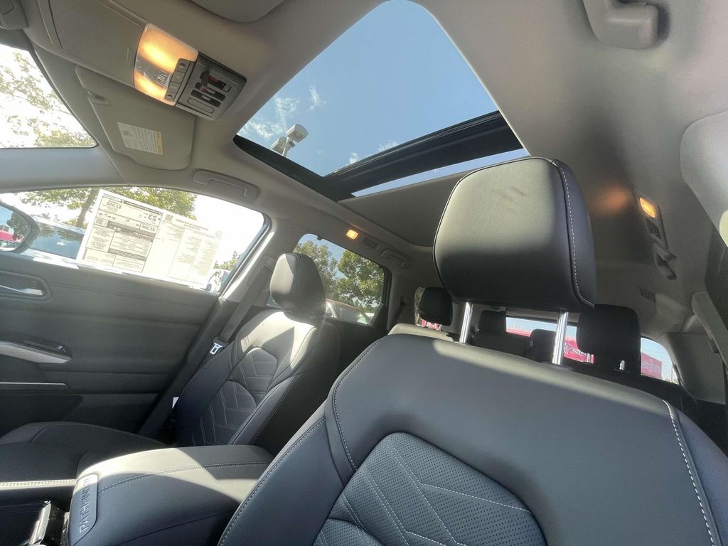 2025 Nissan Pathfinder Platinum photo 17