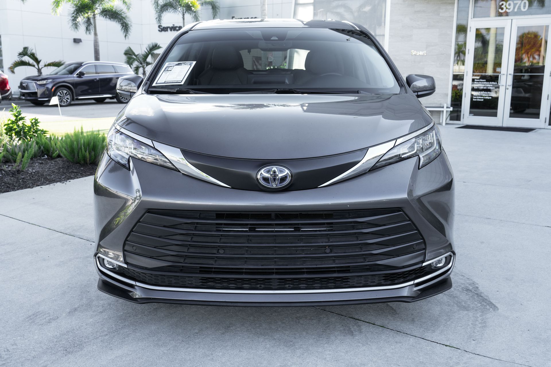 2023 Toyota Sienna XLE photo 2