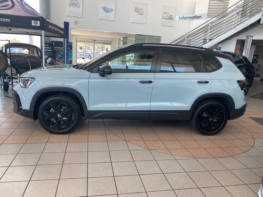 2025 Volkswagen Taos SE photo 3