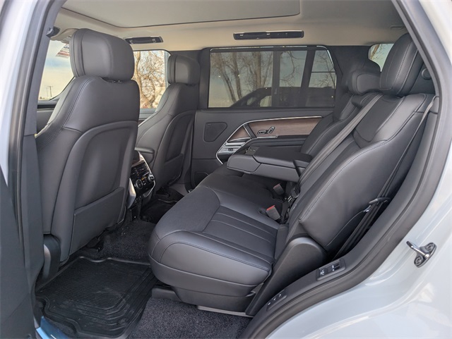 2025 Land Rover Range Rover SE photo 4