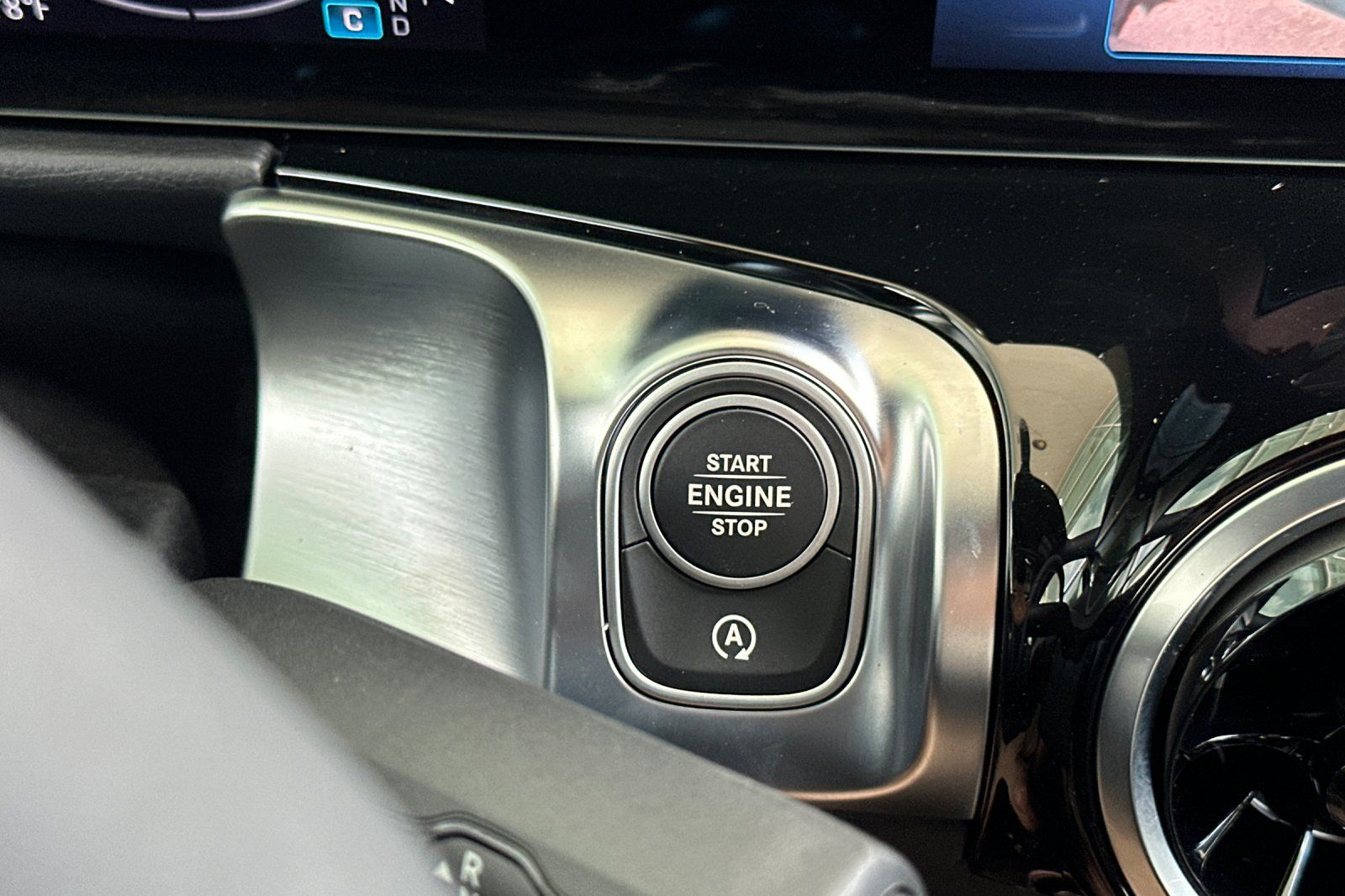 2025 Mercedes Benz GLB 250 photo 15