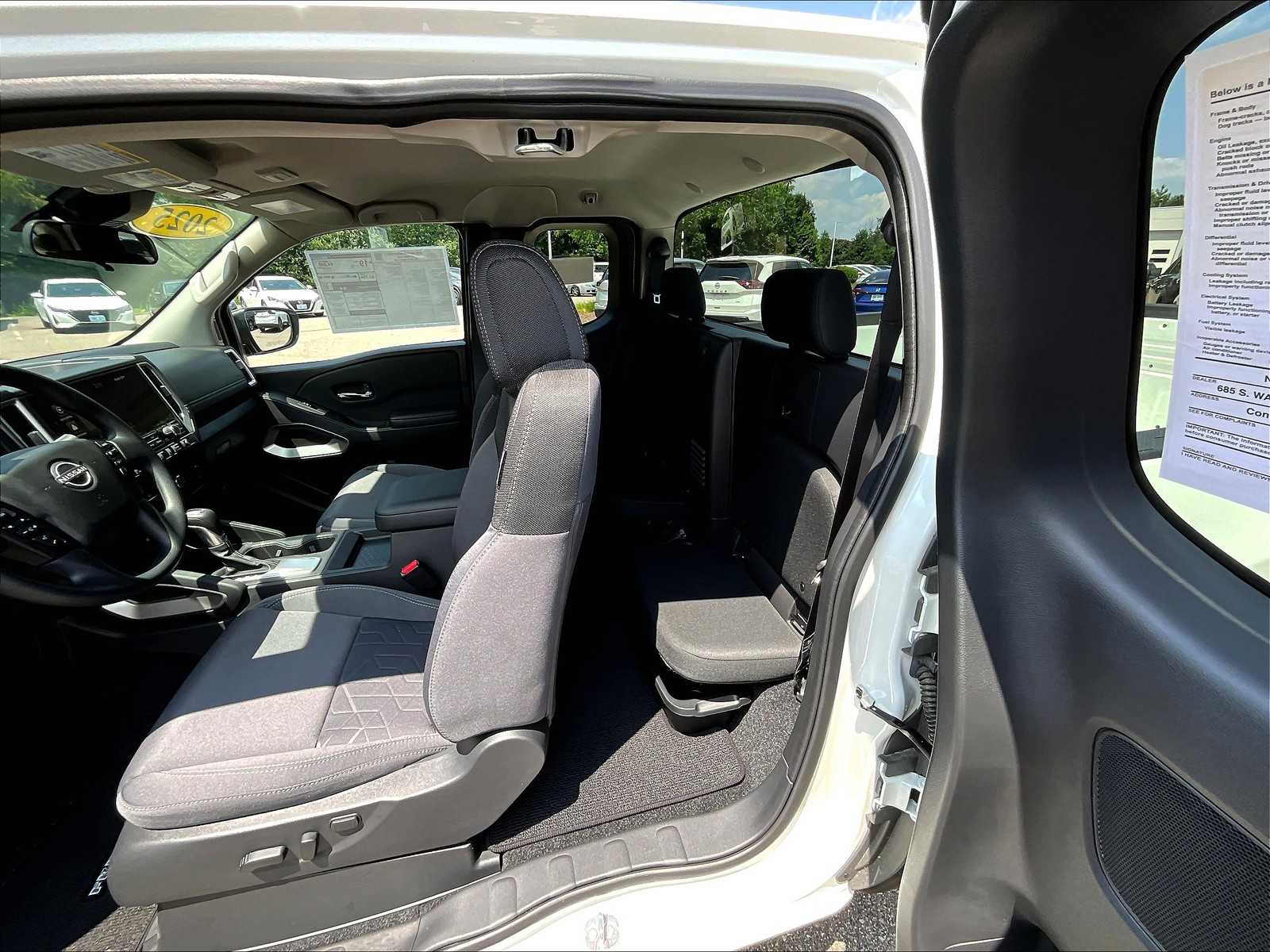2025 Nissan Frontier SV photo 15