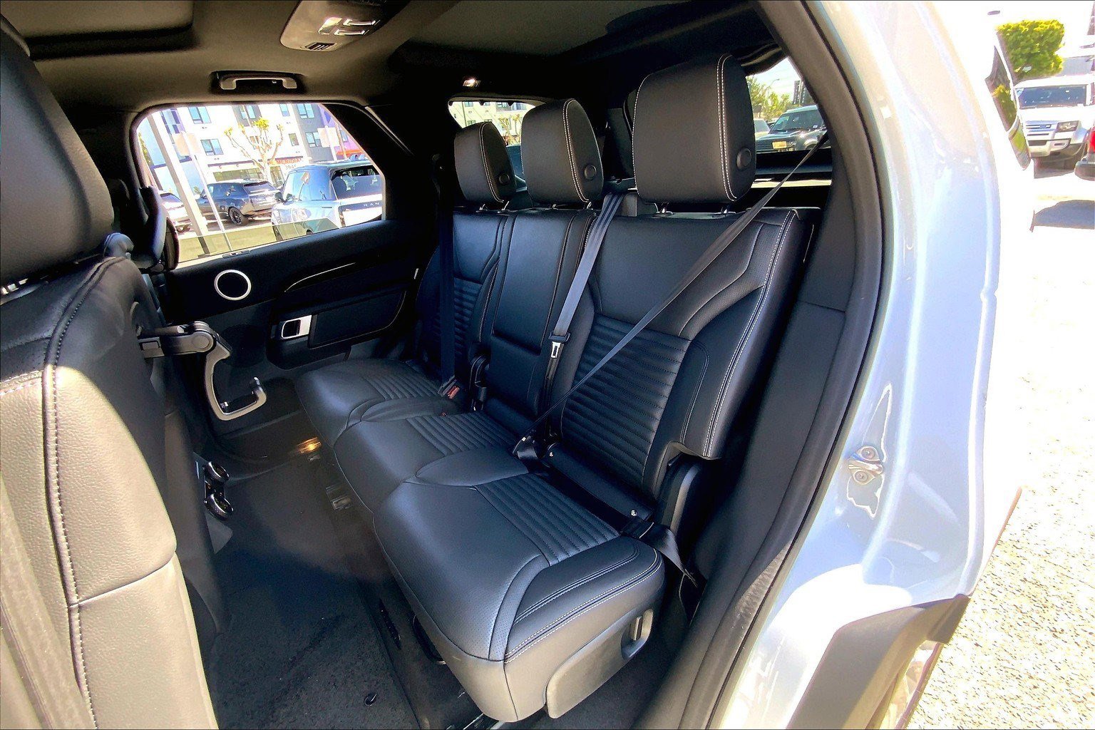 2025 Land Rover Discovery S photo 7